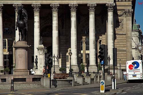 Architektura i pomniki przy skrzyżowaniu ulic Threadnyeedle-Lombard St. w Londyn City